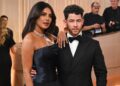 Priyanka Chopra e Nick Jonas coordenam em tons escuros para o Globo de Ouro de 2026