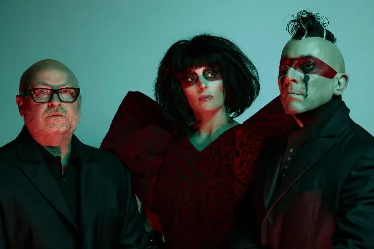 Puscifer estreia nova música “ImpetuoUs”, provoca a próxima série de quadrinhos