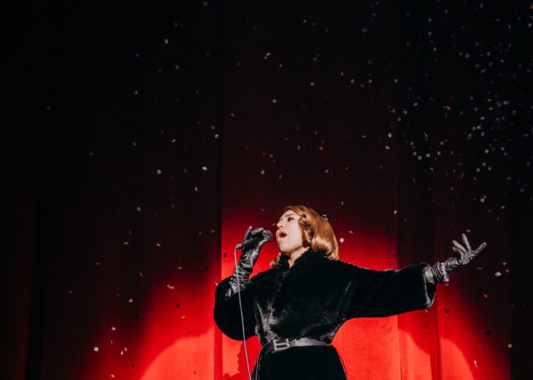 RAYE iniciou sua turnê 'THIS TOUR MAY CONTAIN NEW MUSIC' na Polônia