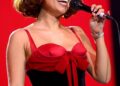 Raye ‘fecha as ruas de Londres para filmar um novo videoclipe secreto completo com uma zebra falsa’ enquanto a cantora trabalha na próxima faixa