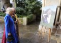 Realeza e celebridades prestam homenagem ao querido autor Stroud em serviço memorial