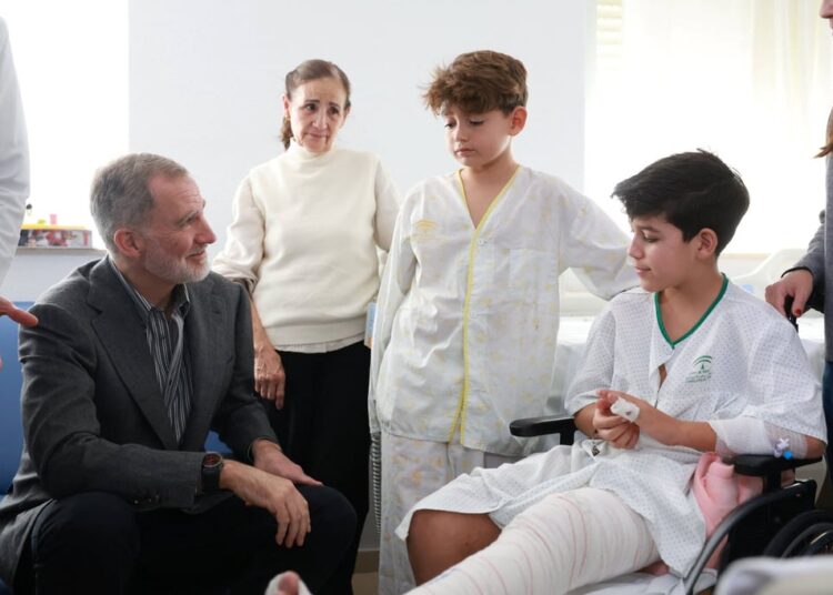 Realeza espanhola visita local de acidente de trem mortal enquanto o país lamenta