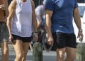 'Realeza mais identificável' Zara e Mike Tindall tiram um tempo de sua lucrativa turnê Magic Millions para ir à praia - enquanto o especialista revela por que o casal nunca se tornará membro pleno da The Firm, apesar da enorme popularidade