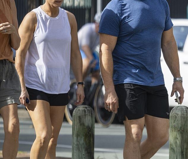 'Realeza mais identificável' Zara e Mike Tindall tiram um tempo de sua lucrativa turnê Magic Millions para ir à praia - enquanto o especialista revela por que o casal nunca se tornará membro pleno da The Firm, apesar da enorme popularidade