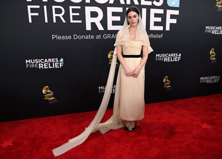 Resumo de mídia social de celebridades para 3 de fevereiro de 2025, incluindo Chanel de Gracie Abrams no Grammy, parece inacabado e barato