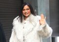Resumo de mídia social de celebridades para 4 de abril de 2025, incluindo a saída da assistente de Mindy Kaling para ser redatora de TV