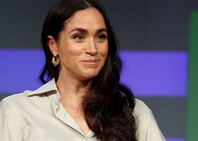 Retorno de Meghan Markle ao Reino Unido causando 'pavor' entre a realeza - fonte