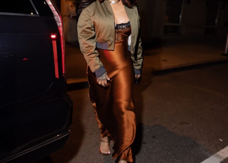 Rihanna aprova o renascimento de 2016 com vestido Nostalgic Slip