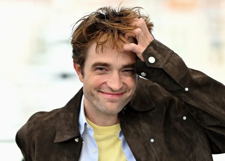 Robert Pattinson permite que sua filha assista aos seus próprios filmes?