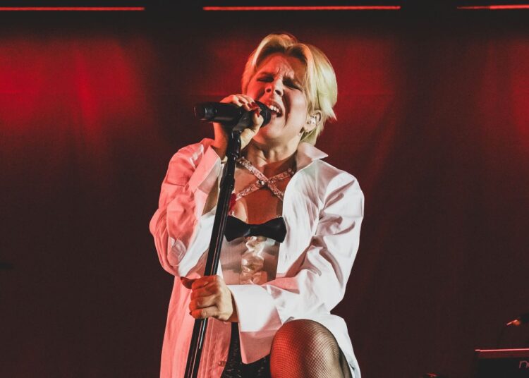 Robyn compartilha novas músicas durante a apresentação de ano novo