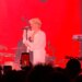 Robyn estreia novas músicas “Talk To Me” e “Sexistential” no show do Brooklyn NYE
