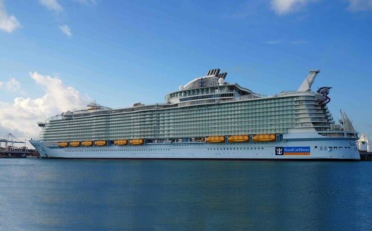 Royal Caribbean aumenta previsão de lucro anual forte