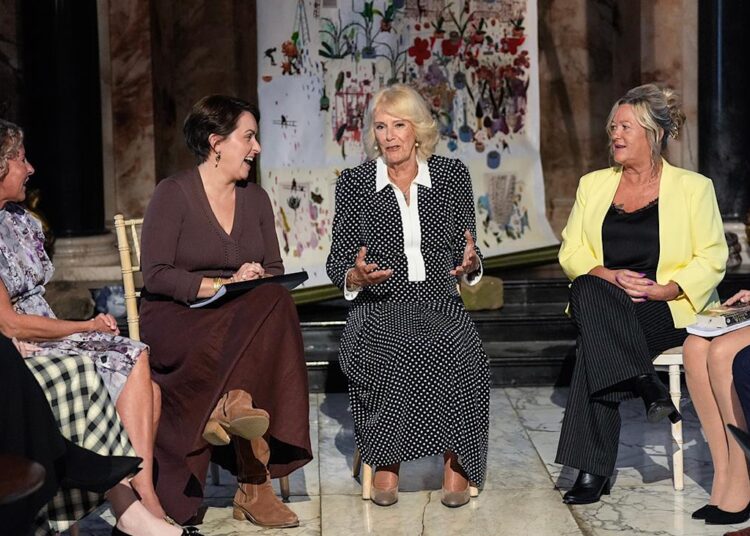 Royal Fam comemora marco importante com foto impressionante da rainha Camilla sozinha em um jardim