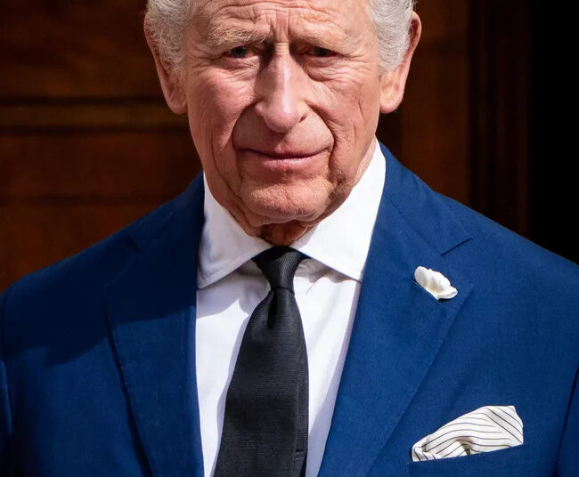 Royal Insiders revelam 'novas lutas internas no palácio' entre o rei Charles e o príncipe William enquanto ele se prepara para ascender ao trono