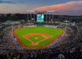 Royals movendo paredes no Kauffman Stadium na tentativa de aumentar a pontuação