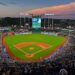 Royals movendo paredes no Kauffman Stadium na tentativa de aumentar a pontuação