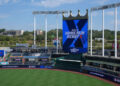 Royals movendo-se em cercas no Kauffman Stadium
