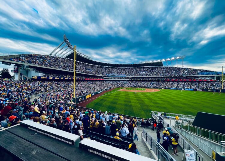 Uma foto do Kauffman Stadium durante um jogo do Royals.