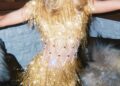 Sabrina Carpenter canaliza Cher em um vestido com franjas douradas brilhantes