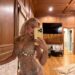 Sabrina Carpenter mostra vestido totalmente transparente e cheio de joias nas fotos da véspera de Ano Novo