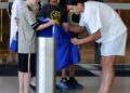 Sam Kerr e Kristie Mewis: Recém-casados ​​conhecem jovens fãs enquanto visitam The Crown Towers