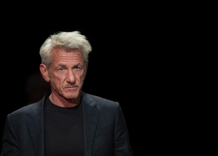 Sean Penn fumando no Globo de Ouro é um meme instantâneo