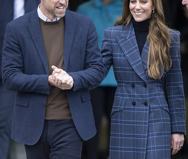 Segure meu casaco, querido! O cavalheiro William cuida do casaco xadrez feito sob medida de Kate, feito pelo alfaiate Saville Row, enquanto a princesa tenta tecer