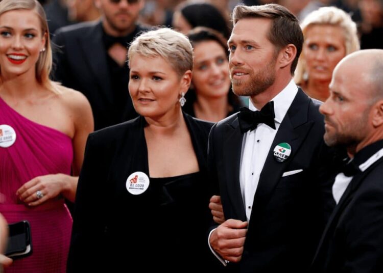 Sejam bons broches: por que as celebridades os usaram no Globo de Ouro de 2026