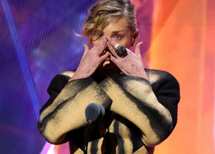 Sharon Stone e Kathy Bates falam sobre a morte de suas mães no AARP Awards