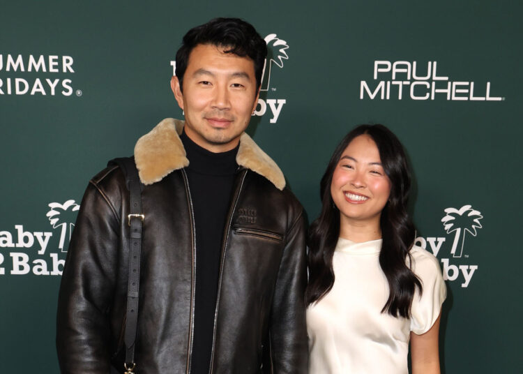 Simu Liu distribui amostras de bolinho de massa MìLà na Costco