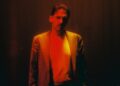 Spencer Thomas diz 'O mundo está fodido e eu te amo' em nova música