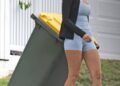 Tess Crosley voltou para a casa da famĂlia, apesar do marido alegar que ela se mudou apĂłs o escĂąndalo de Lachie Neale