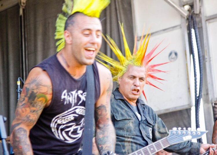 The Casualties lança nova música sem remorso “People Over Power”