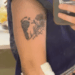 Tineke 'Tini' Younger faz tatuagem em homenagem à falecida filha gêmea Arya