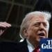 Trump mostra o dedo médio a Heckler durante visita à fábrica da Ford em Michigan | Donald Trump