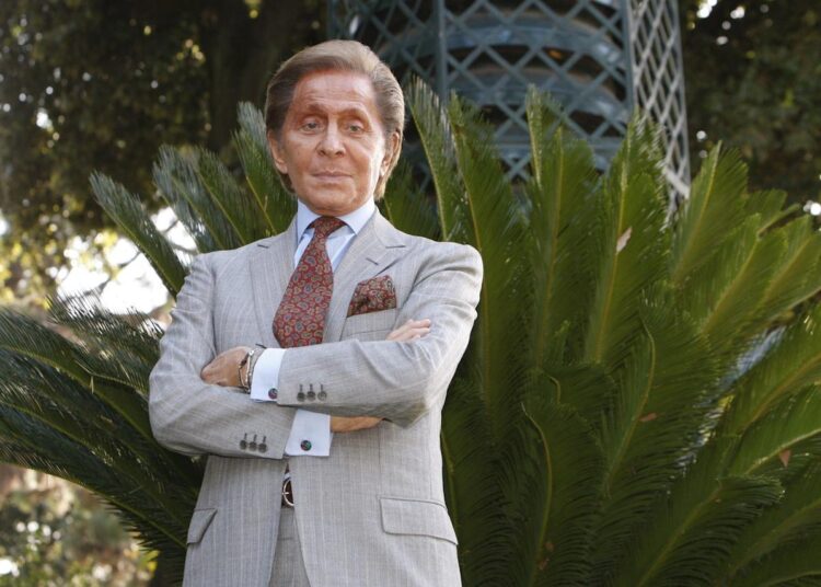 Valentino, estilista cujos vestidos faziam a realeza e estrelas de cinema se sentirem lindas, morre aos 93 anos