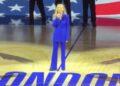 Vanessa Williams responde com uma palavra depois de ser questionada durante apresentação no jogo de Londres