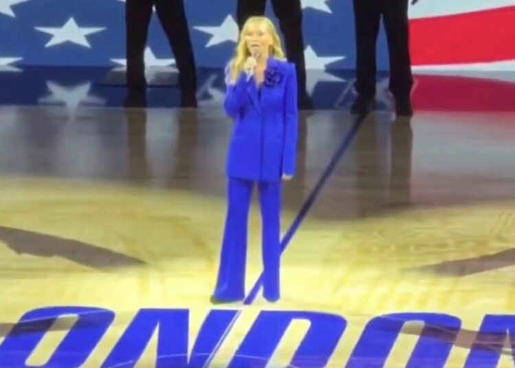 Vanessa Williams responde com uma palavra depois de ser questionada durante apresentação no jogo de Londres