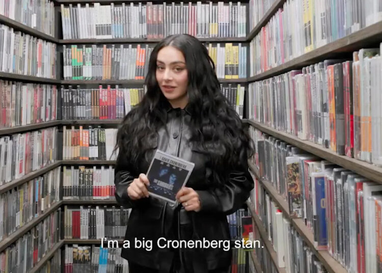 Veja Charli XCX escolher alguns filmes favoritos no armário da Criterion Collection
