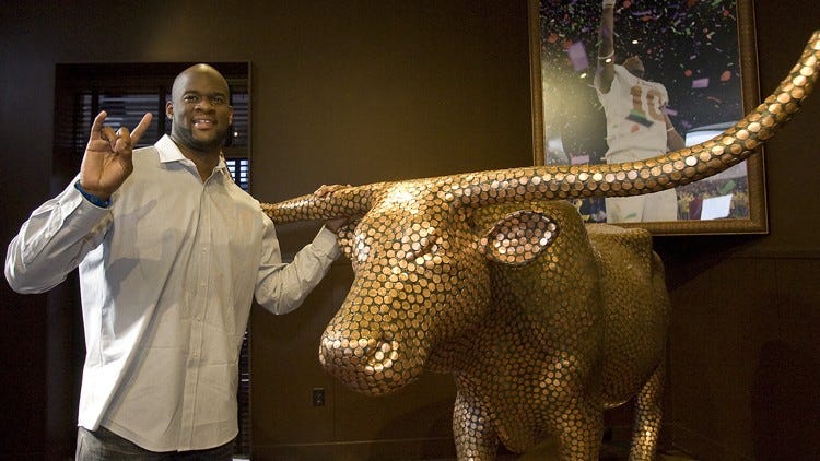 Vince Young Steakhouse fecha no centro de Austin após 15 anos