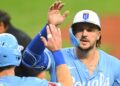 Vinnie Pasquantino concorda com contrato de 2 anos com Royals