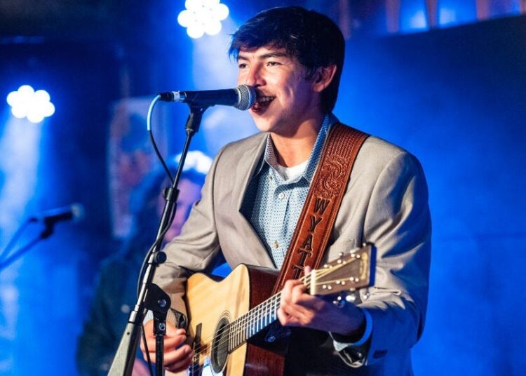 Wyatt Flores provoca nova música ‘Half The Man’