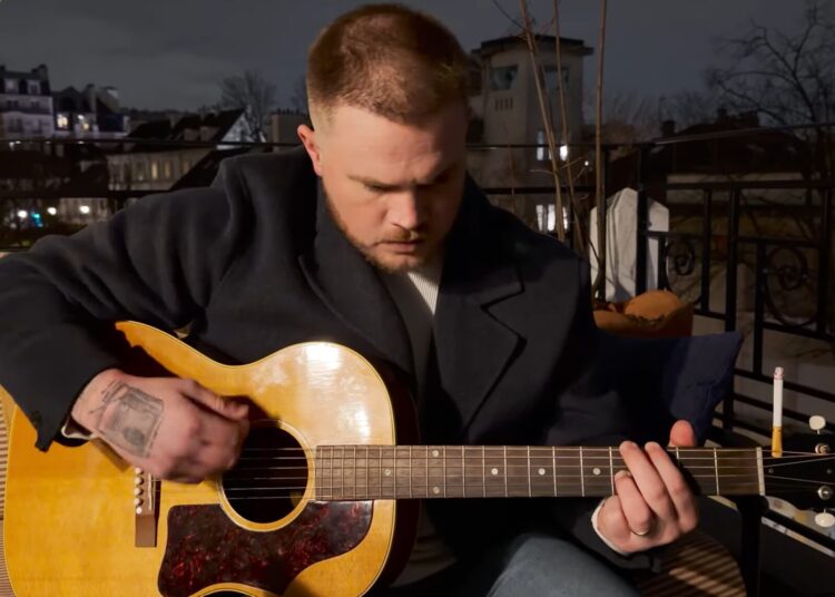 Zach Bryan surpreende os fãs com a nova música, “Pocket Change”, poucos dias depois de lançar o álbum de 25 faixas, ‘With Heaven On Top’