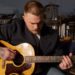 Zach Bryan surpreende os fãs com a nova música, “Pocket Change”, poucos dias depois de lançar o álbum de 25 faixas, ‘With Heaven On Top’