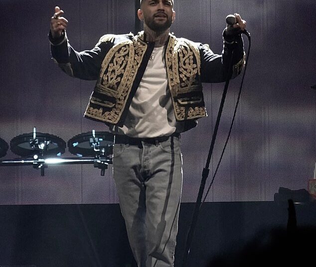 Zayn Malik encanta os fãs ao lançar seu novo single Die For Me durante sua residência em Las Vegas - na mesma semana em que os ex-companheiros de banda do One Direction, Harry Styles e Louis Tomlinson, lançam novas músicas