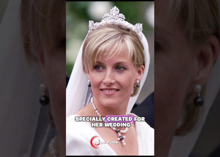 Which bride wore the most expensive Tiara ? 🤯 #royalfamily #queenelizabeth #royal #queen #king #nyc