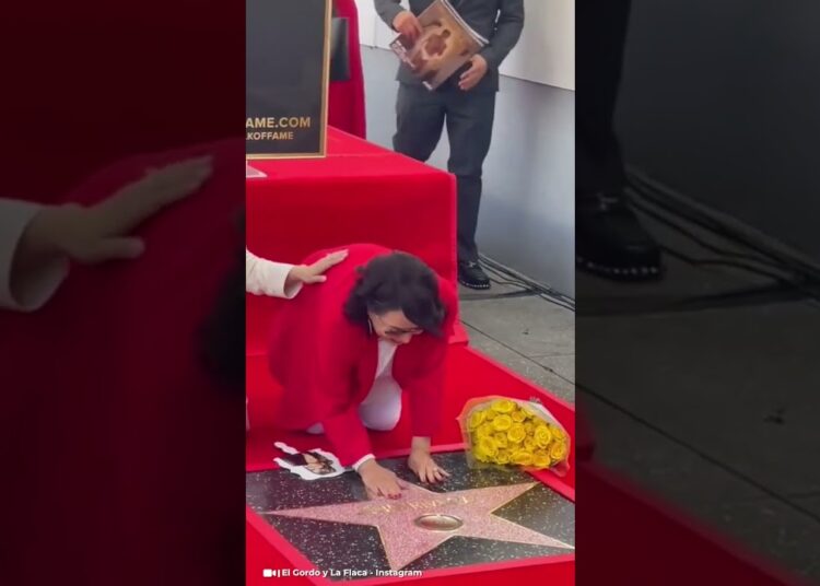 😳 El reencuentro de #Chiquis y #Rosie en la develación de la estrella de #JenniRivera ⭐️