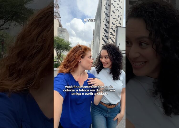 Eu + minha amiga + fofocas = o rolê perfeito pelo bairro💙