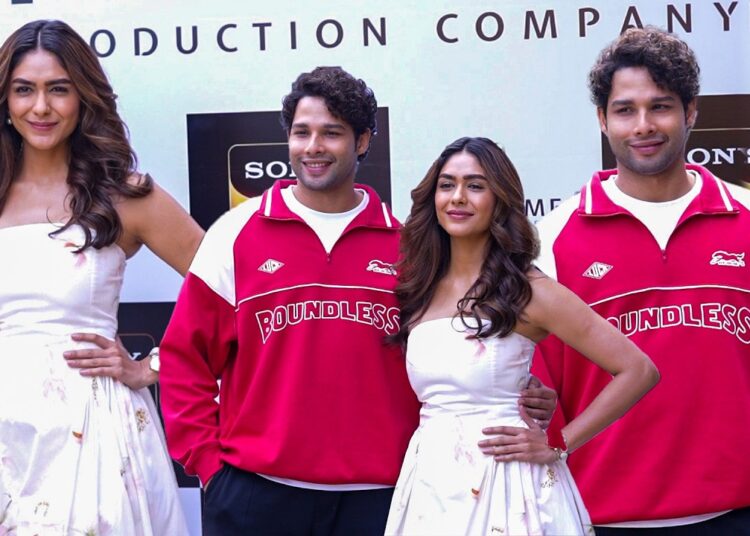 Cute Moments Mrunal Thakur & Siddhant Chaturvedi Spotted ✨