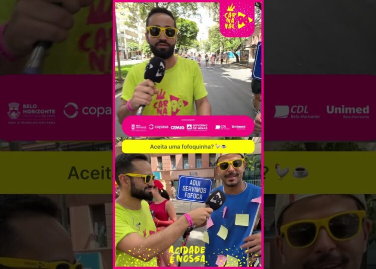 Folião distrubui fofocas no Carnaval de BH